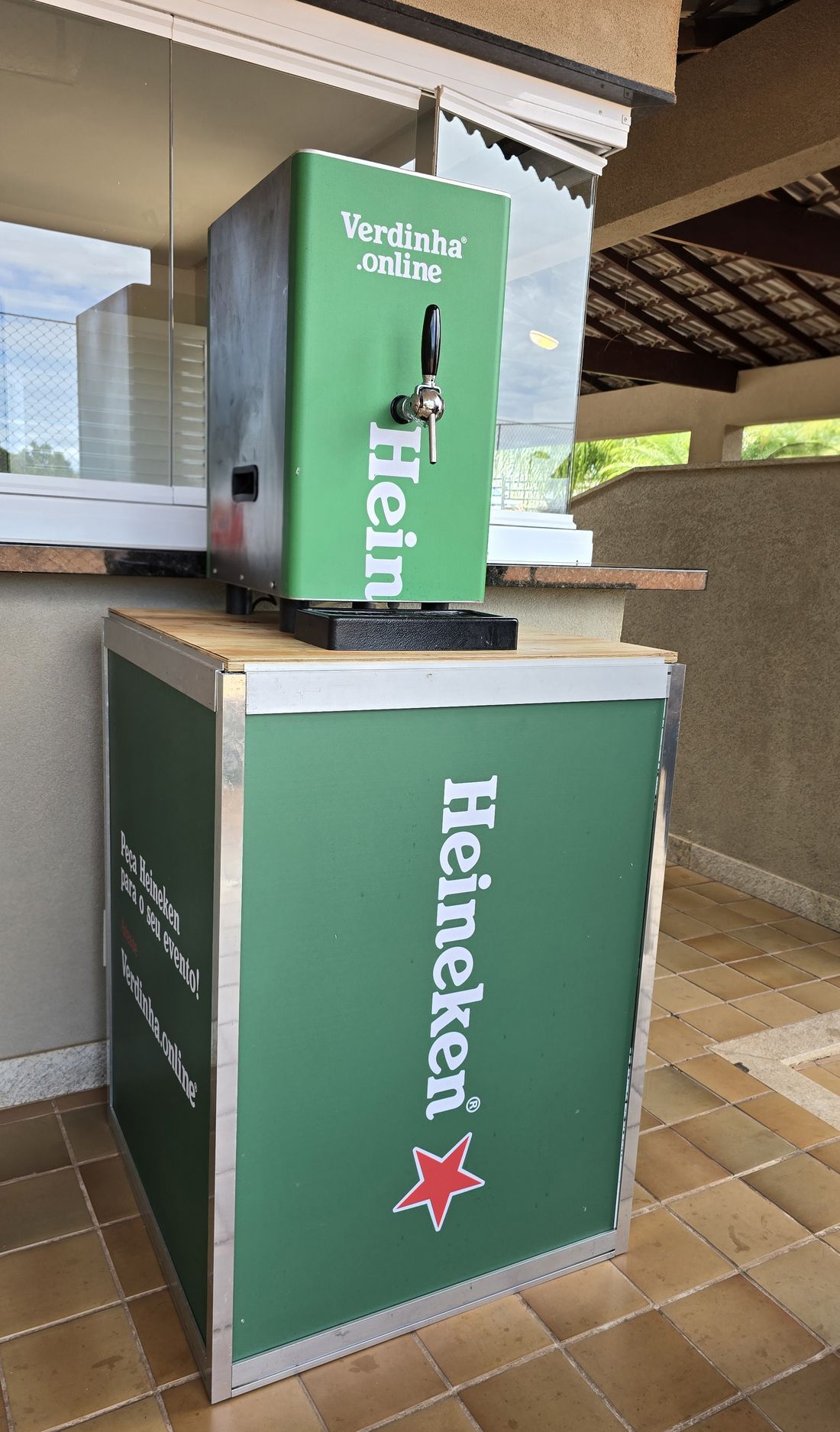 Chopeira Verdinha.online instalada em bancada, com barril conectado e vista do evento